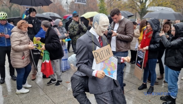 У Варшаві манекен Орбана витягали з дупи Путіна 02