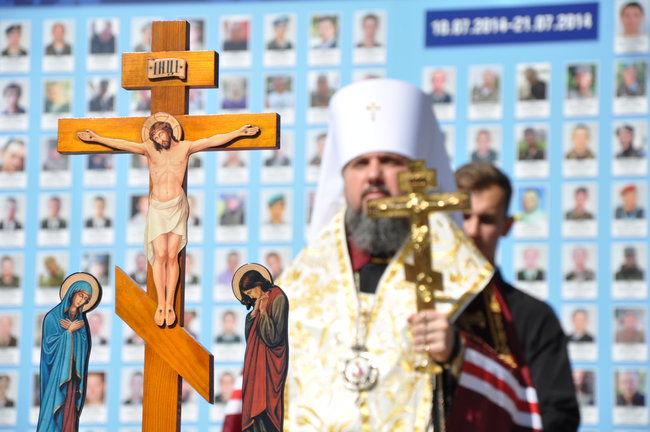 Стену памяти героев в Киеве обновили и освятили 06
