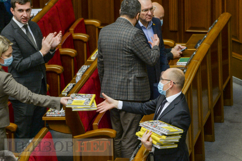 Роздавання книжок про Велике будівництво, Тищенко ховає губи, Шахов ніжно вітається з Новинським, - день роботи Ради 15 грудня 05