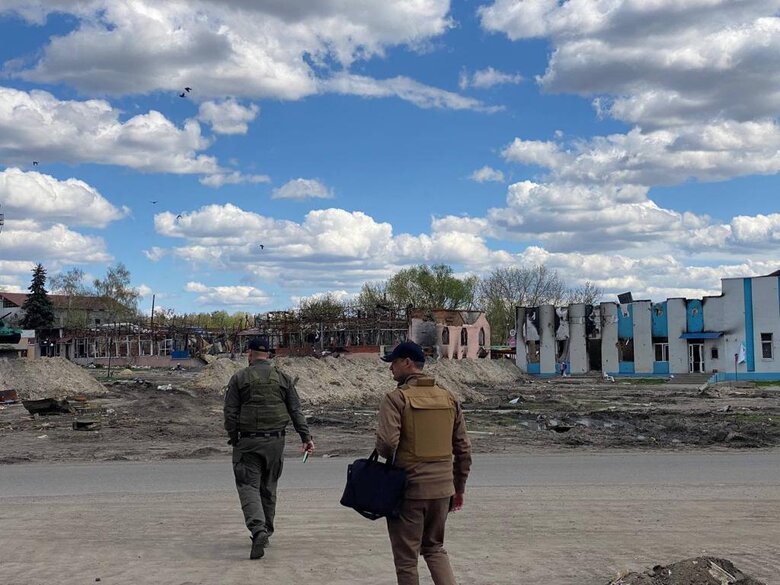 Катували і розстрілювали з танків. ДБР документує, як окупанти знищували Тростянець і його жителів 05