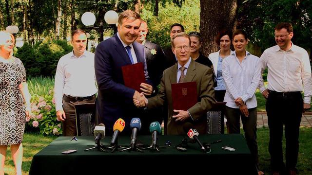 саакашвили полицейские билл браунфилд калифорнийские