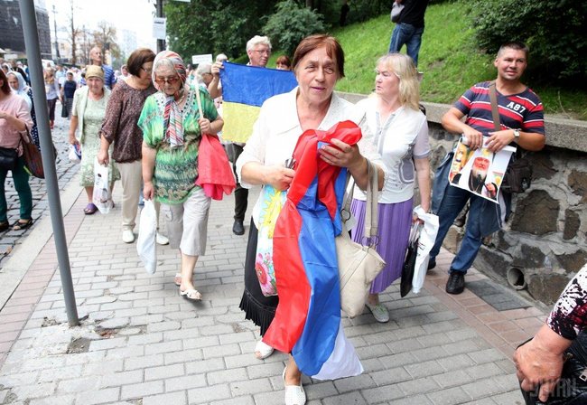 Участники крестного хода УПЦ МП в Киеве несли перевернутый флаг России и портрет патриарха Кирилла 02