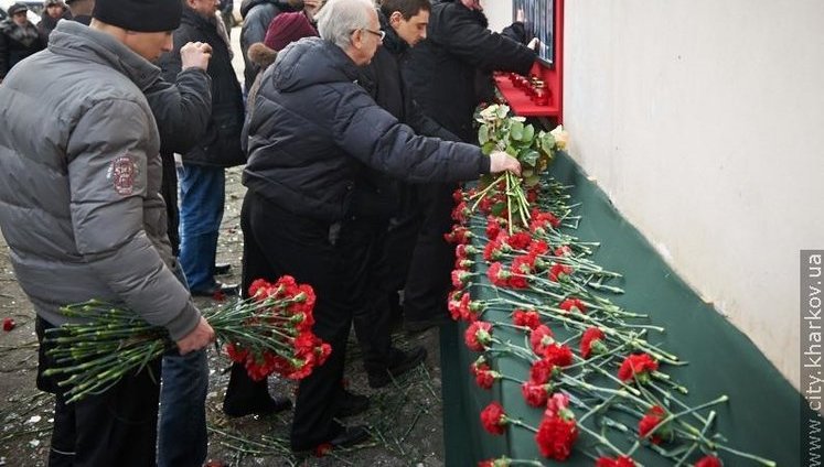 Родственники жертв пожара в Харькове провели гражданскую панихиду: Добкин и Кернес ее проигнорировали. ФОТОрепортаж