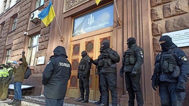 Что должен делать командир, если у него в подразделении такой черт?: под ГБР жгли файеры в поддержку арестованного комбата Лановенко 03