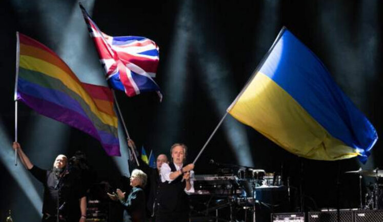Paul McCartney took the stage at Glastonbury Festival with Ukrainian flag. PHOTOS
