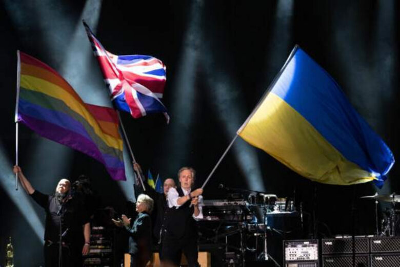 Paul McCartney took the stage at Glastonbury Festival with Ukrainian flag 01