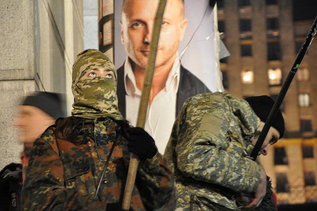 Добровольчий Рух ОУН на честь Дня українського добровольця закидав офіс компанії Ахметова і відділення Альфа-банку камінням (оновлено) 02