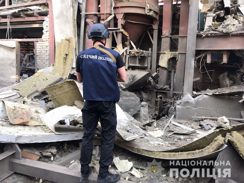 Окупанти вночі завдали ракетного удару по Мерефі на Харківщині, пошкоджено цехи підприємства, поранено охоронця 08