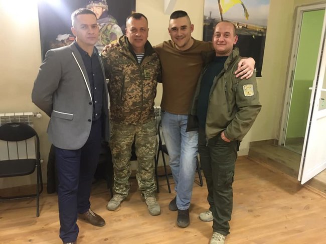 Воїн 80-ї бригади ЗСУ Віталій Пясецький: У підвалі ДАПу під нами були заблоковані кадировці, які кричали: Ей, хахол, виході. Я тєбя рєзать буду 06