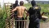 В Харьковской области фермер и его сын неделю продержали своего работника в клетке для собак. ФОТОрепортаж.