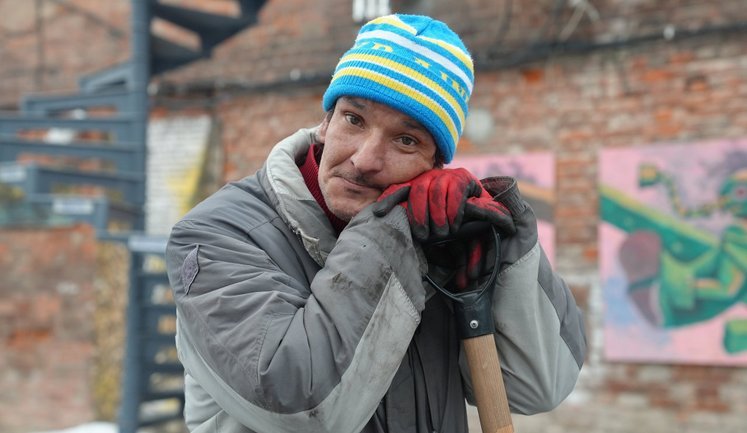 Незвична історія сумського двірника Сергія Гробового: робота в посольстві Кувейту, юридична освіта та знання мов. ФОТОрепортаж