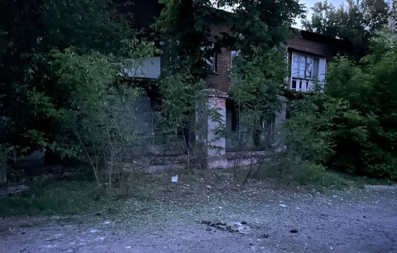 Внаслідок обстрілів на Нікопольщині пошкоджені двоповерховий житловий будинок