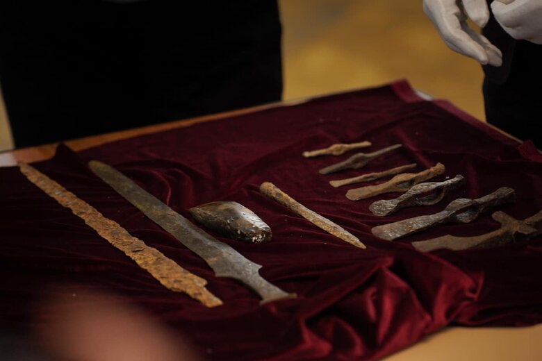 14 цінних історичних артефактів, викрадених росіянами, повернули в Україну 04