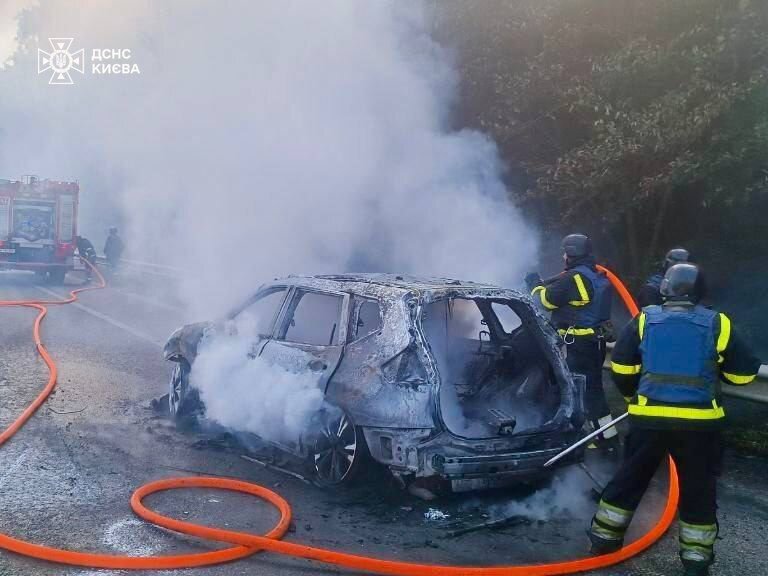 Уламки ворожого БПЛА впали на Обухівську трасу у Києві