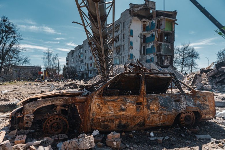 Розчавлені танками автомобілі та знищені вщент багатоповерхівки: найзруйнованіше місто Київщини Бородянка 16