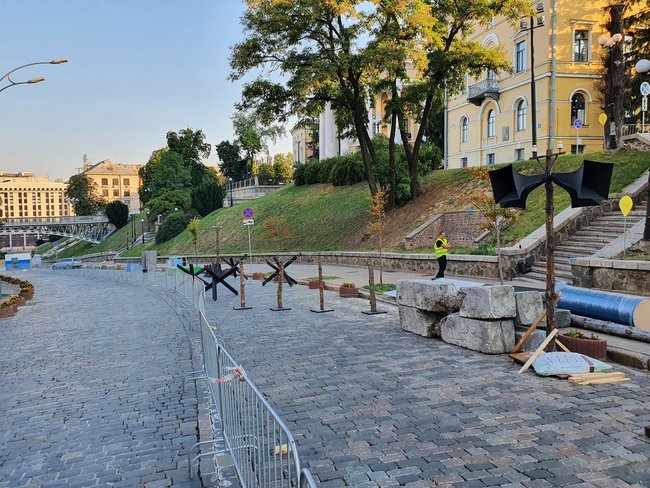 На Алеї Героїв Небесної Сотні встановлюють декорації посеред меморіалу. Виглядає гидко. Очі розстріляних зазирають у радянську хрущовку, - Кутєпов 02