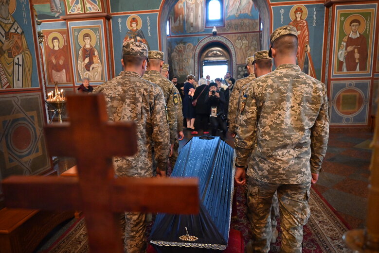 Із бойовим медиком Євгеном Бешлягою, який загинув під Бахмутом під час здійснення евакуаційної місії, попрощалися у Києві 45