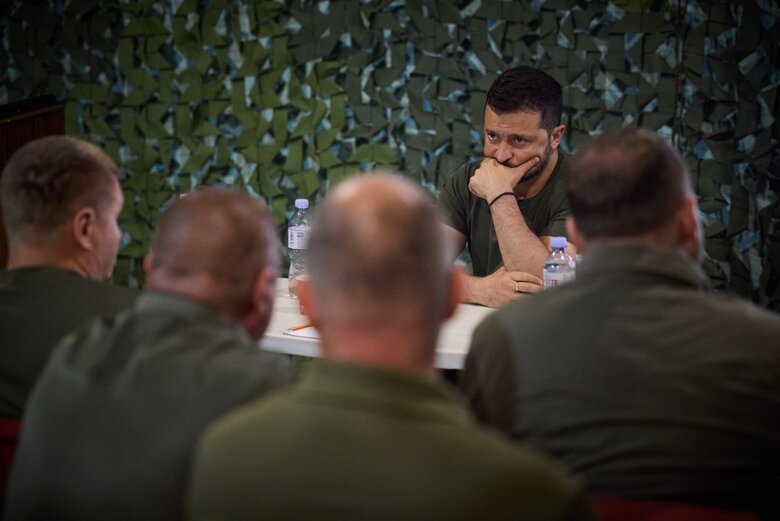 Зеленський відвідав бригади, які ведуть наступальні дії в межах ОТУ Соледар 10