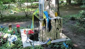 Невідомі осквернили могилу Бандери в Мюнхені, - консул. ФОТО