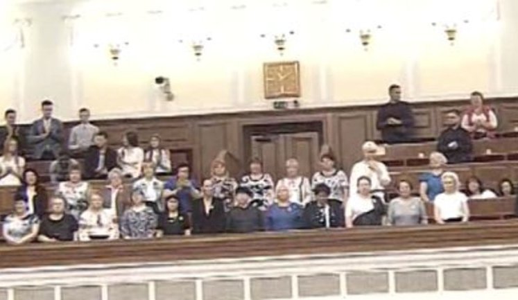 Троица "Оппоблока" и яркие наряды нардепов, - день работы ВР 16 мая. ВИДЕО+ФОТОрепортаж