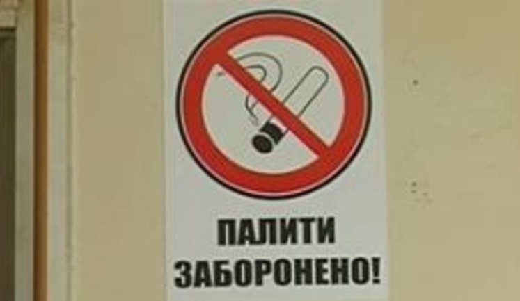 В украинских поездах снова разрешат курить - на железнодорожников подали в суд. ВИДЕО.