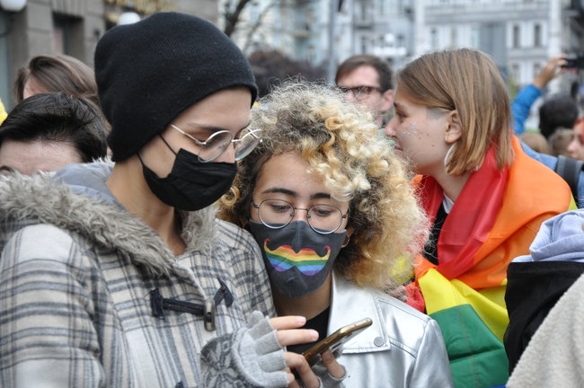 Руху ЛГБТ-маршу намагалася перешкодити жінка, яка лягла на асфальт і кричала про перетворення хлопчиків на геїв 35