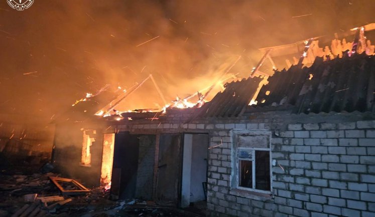 Ворожі дрони атакували Богодухів: зруйновано будинок і виникла пожежа