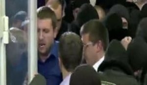 "Руки заберіть, с#ки прокурорські! Кого ти б'єш, бл#дь?!", - драка с участием нардепов Парасюка и Денисенко в Печерском суде. ВИДЕО