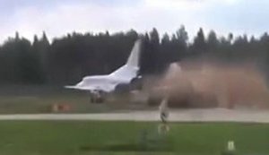 Бомбардувальник-ракетоносець Ту-22М3 ПКС Росії розбивається на аеродромі в Калузькій області. ВІДЕО аварії