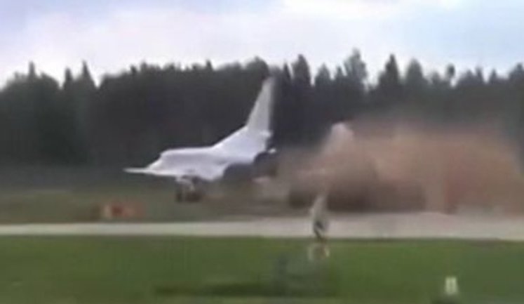 Бомбардувальник-ракетоносець Ту-22М3 ПКС Росії розбивається на аеродромі в Калузькій області. ВІДЕО аварії