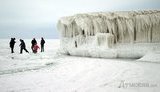 "Ледниковый период" в Одессе: люди гуляют по Черному морю. ФОТОрепортаж