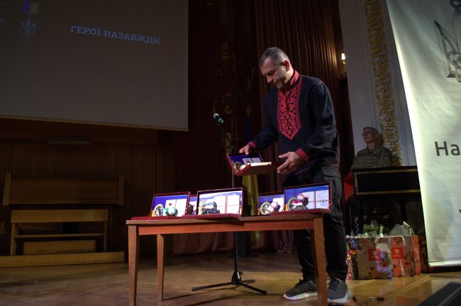 Воїни приїхали отримати орден прямо з окопів під ДАП. Народний Герой України: репортаж із Сум 12 Воїни приїхали отримати орден прямо з окопів під ДАП. Народний Герой України: репортаж із Сум 12