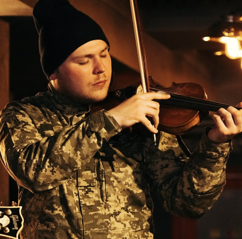 Скрипаль і військовослужбовець Мойсей Бондаренко: У роботі з АК немає нічого складного. Я кілька разів його ретельно почистив, вивчив, пройшов тактичні заняття і все! Він тепер, як друга скрипка 02