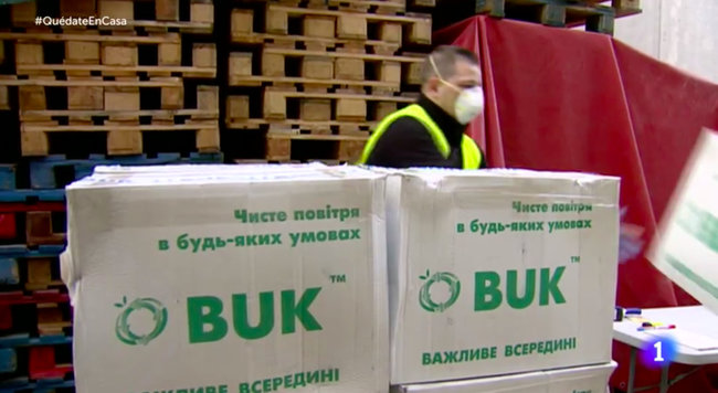 Іспанський телеканал показав розвантаження респіраторів з України 04