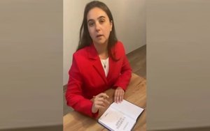 Мендель отправила свою книгу пресс-секретарю Путина Пескову: Вам будет полезно узнать, что в мире существует не только ваша точка зрения. ВИДЕО