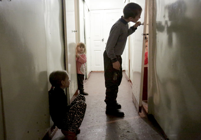 Бронежилет не дає притиснутися до землі щільніше, відчуття безпорадності: Приїхав, бл...дь, фотограф! Познімати це Дебальцеве! Отче наш..., - розповідь військового фотографа Анатолія Степанова 11