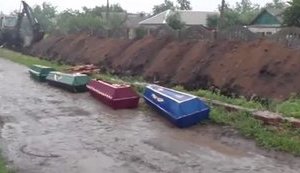 Terrorists are Buried Right into the Street in Sloviansk. Militants’ Bodies are Thrown into a Salt Lake. VIDEO