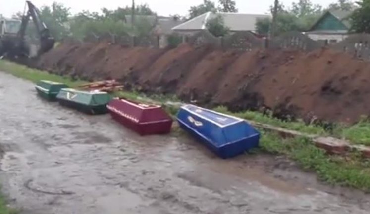Terrorists are Buried Right into the Street in Sloviansk. Militants’ Bodies are Thrown into a Salt Lake. VIDEO