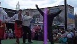 "Дядя Вова, давай!" - любитель блатных песен "регионал" Струк и его пляски на Масленицу. ВИДЕО