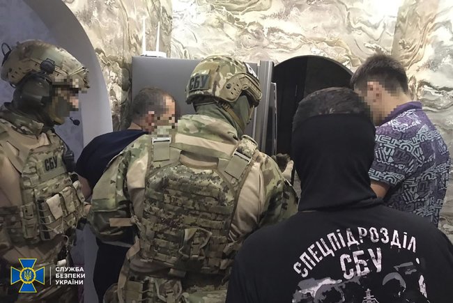 На фурах с перегрузом зарабатывали по 25 тыс. грн в день: На Херсонщине разоблачены патрульные 03