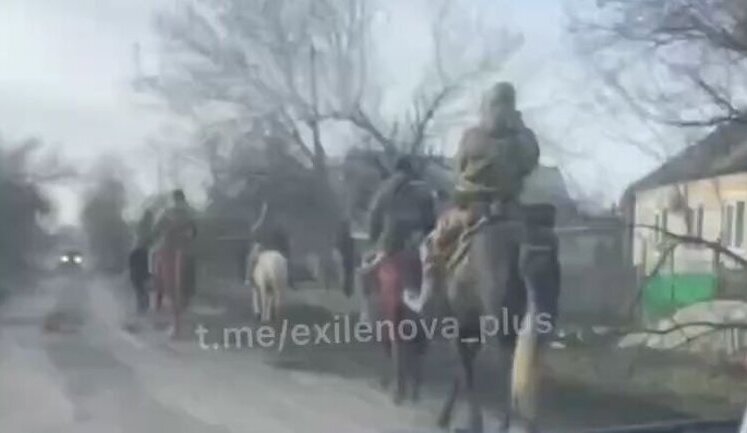Колона армії РФ із п’яти вершників рухається окупованим селом. ВIДЕО