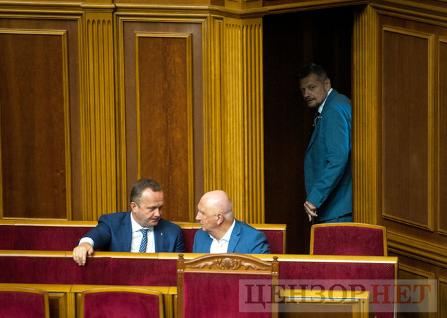 Відкриття сесії, жестикулювання Гройсмана, розмова Андрієвського й Луценко і плакат Медведчук підарешт - робочий день у ВР 4 вересня 16