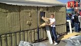 Киевляне с боем снесли 5 "генделыков": одному из барыг сломали нос - "Мы объявляем войну "разливайкам". ФОТОрепортаж
