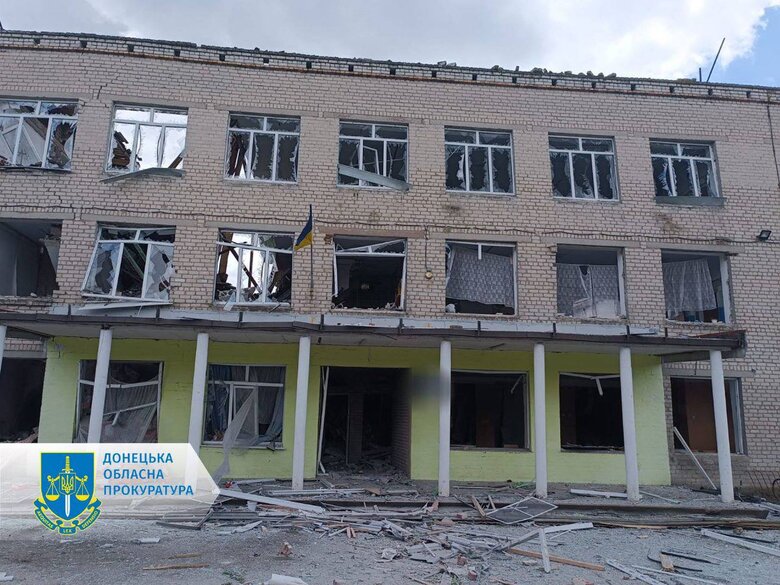 Рашисти вдарили по школі на Донеччині: Загинула вчителька та бухгалтерка, 6 осіб дістали поранення 01