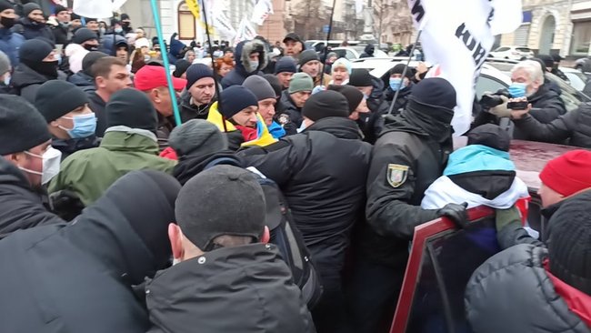 ФОПы попытались установить палатки на Майдане Незалежности: между митингующими и правоохранителями произошли стычки 86