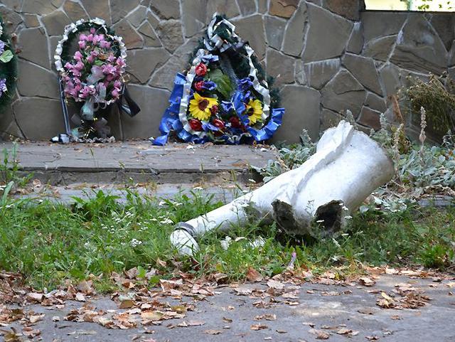 упа памятник вандализм