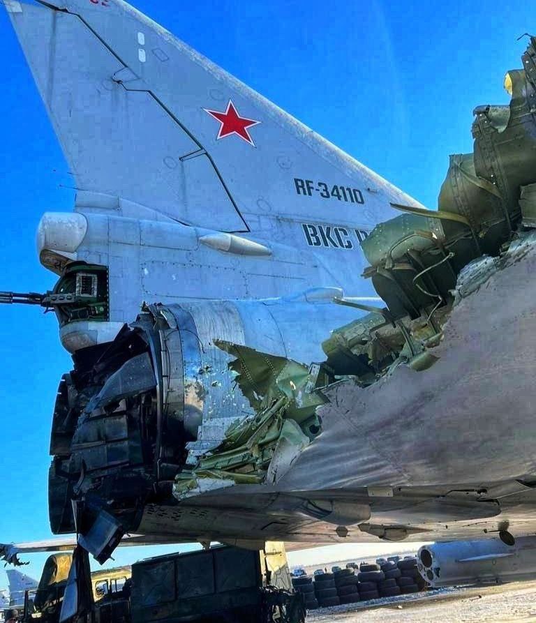 Частково пошкоджений російський Ту-22М3 на аеродромі Дягілево 01