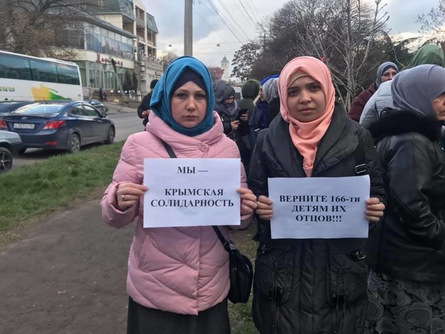 Папірців боїтеся? - окупанти затримали учасника флешмобу на підтримку заарештованих кримськотатарських активістів Таїра Ібрагімова 08