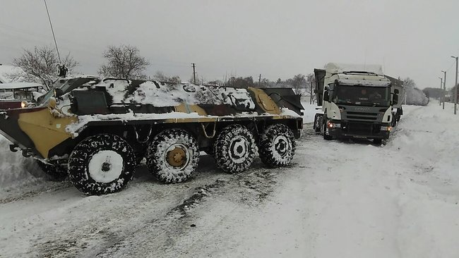 Владелец военного музея на Черкасщине вытащил БТРом из снега около 30 авто, - журналист Радченко 02