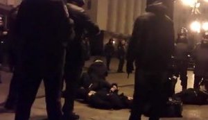 "На колени, мразь!": "Беркут" на Банковой зверски избивал лежащих людей - жив или нет проверяли пинком ноги. ВИДЕО